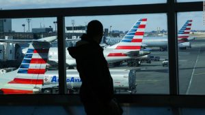Ein Passagier von American Airlines wurde aus einem Flug entfernt, weil er sich geweigert hatte, eine Gesichtsmaske zu tragen