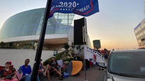 Tulsa-Kundgebung: Trump versucht das Schicksal während einer Pandemie, während er Demonstranten bedroht