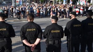 Der starke belarussische Mann sieht sich Massenprotesten gegenüber, nachdem er seine Hauptkonkurrenten inhaftiert hat