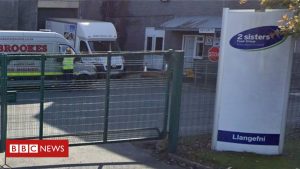 2 Schwestern Anglesey: 158 Fabrikmitarbeiter haben Coronavirus