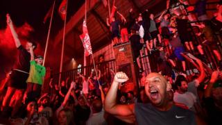 Fans feiern, dass Liverpool außerhalb von Anfield Premier League-Meister wird