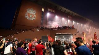 Liverpool-Fans feiern außerhalb von Anfield