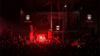 Fans feiern den Gewinn des Premier League-Titels in Liverpool außerhalb des Anfield-Stadions
