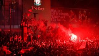 Eine Menge Liverpooler Fans vor The Kop feiern den Titelgewinn in der Premier League