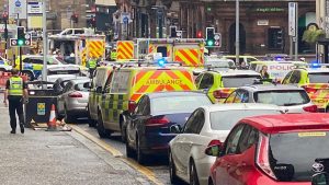 Die Polizei steigt in die Innenstadt von Glasgow ab, nachdem Berichten zufolge ein Polizist erstochen wurde