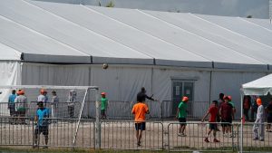 Richterregeln Migrantenkinder in staatlichen Familienhaftanstalten müssen wegen Coronavirus freigelassen werden