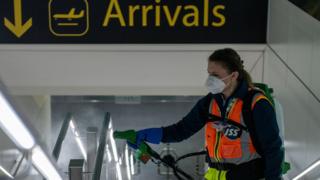 Eine Frau am Flughafen Gatwick