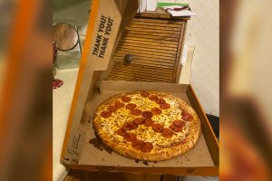 Das Ehepaar aus Ohio findet ein Hakenkreuz aus Peperoni auf Pizza
