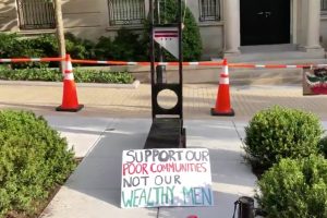 Demonstranten stellten Guillotine vor Jeff Bezos 'DC-Haus auf