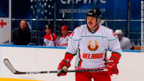 & # 39; Lieber im Stehen sterben als auf den Knien leben & # 39; sagt der belarussische Präsident Alexander Lukaschenko beim Eishockeyspiel