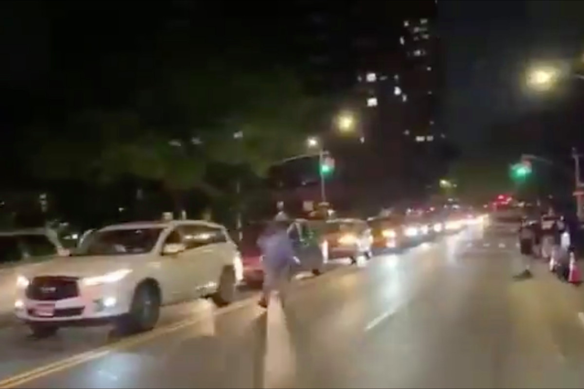 Feuerwerk-Demonstranten hupen in der Nähe der Gracie-Villa, um de Blasio aufzuwecken
