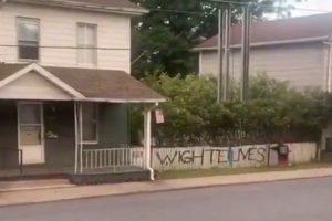 Mann auf Video gemalt "Wight Lives Matter" Graffiti gefangen