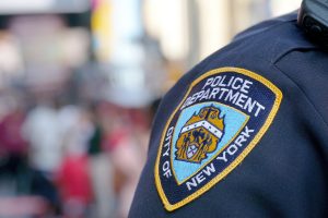 Muslimischer Polizist plant, NYPD wegen angeblicher Diskriminierung wegen 5 Millionen Dollar zu verklagen