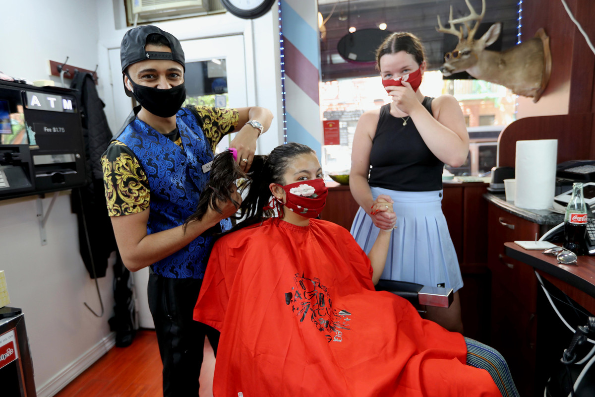 NYC Barber plant DJ, bestückte Bar, um die Wiedereröffnung zu feiern