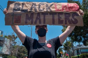Öffentliche Angestellte zerstören angeblich das Schild Black Lives Matter