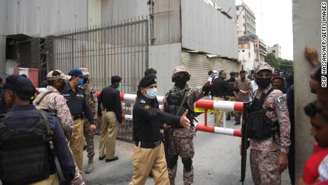 Sicherheitspersonal versammelt sich am 29. Juni 2020 am Haupteingang des pakistanischen Börsengebäudes in Karatschi.