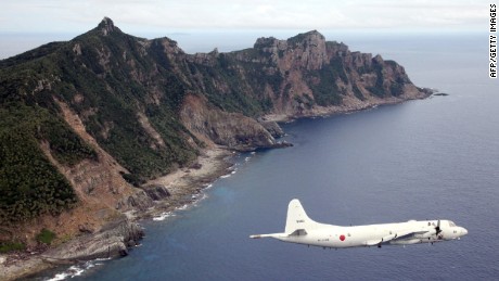 Ein japanisches Militärflugzeug fliegt über die Senakuku / Diaoyu-Inseln in diesem Datei-Foto.