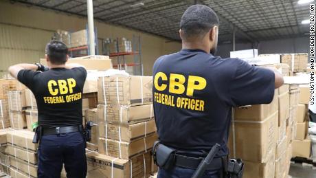 CBP-Beamte hielten eine Lieferung von Produkten / Zubehör fest, die vermutlich aus menschlichem Haar hergestellt wurden.