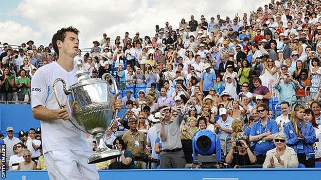 Andy Murray trägt die Trophäe der Königin, nachdem er 2009 seinen ersten Titel im West London Club gewonnen hatte