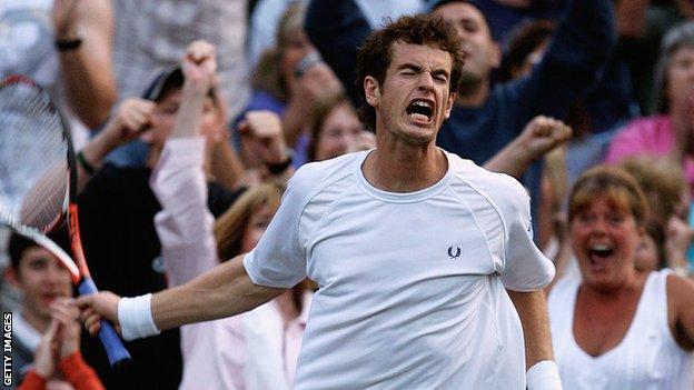 Andy Murray feiert den Sieg gegen den Franzosen Richard Gasquet in der vierten Runde 2008 in Wimbledon