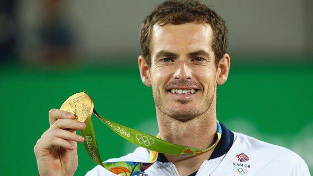 Andy Murray hält seine Goldmedaille bei den Olympischen Spielen 2016 in Rio hoch