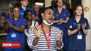 NHS-Jubiläum: PM tritt dem landesweiten Klatschen bei, um das Gesundheitswesen zu feiern