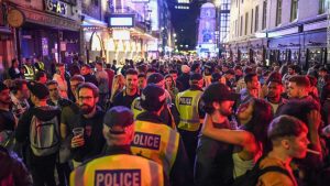 In ganz England werden die Pubs wieder geöffnet, da der Polizist vor mangelnder sozialer Distanzierung warnt