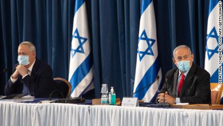 Der israelische Ministerpräsident Benjamin Netanjahu (rechts) und Verteidigungsminister Benny Gantz nehmen am 14. Juni an einer wöchentlichen Kabinettssitzung in Jerusalem teil.