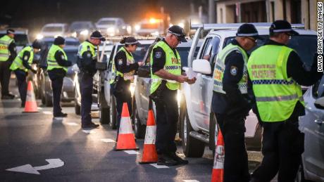 Die Polizei hält an und befragt die Fahrer an einem Kontrollpunkt am 8. Juli in Albury, Australien. 