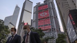 HSBC muss sich möglicherweise zwischen Ost und West entscheiden, da China Hongkong fester im Griff hat