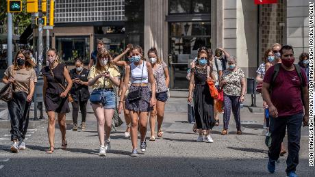 In Barcelona, ​​Spanien, tragen Menschen Gesichtsmasken, wo diejenigen, die dies nicht im öffentlichen Raum tun, mit einer Geldstrafe von 100 Euro bestraft werden.
