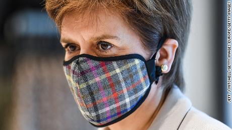 Die erste schottische Ministerin Nicola Sturgeon trägt eine Tartan-Gesichtsmaske, als sie letzten Monat einen Einzelhandelspark in Edinburgh besucht. 