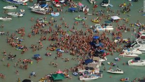 Michigan Coronavirus: Revelers feierte das Wochenende am 4. Juli an einem Michigansee. Jetzt haben einige Covid-19
