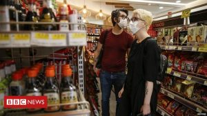 Coronavirus: Gesichtsmasken und Abdeckungen sind in Englands Geschäften obligatorisch