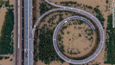 Diese Luftaufnahme zeigt eine Brücke, die am 13. Juli zur überfluteten Insel Tianxingzhou in Wuhan in der zentralen chinesischen Provinz Hubei führt.