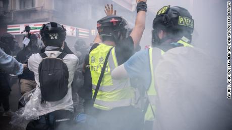 Ein Journalist hebt die Hände, nachdem die Polizei am 1. Oktober 2019 in Hongkong Tränengas abgefeuert hat. Der Druck auf Reporter in der Stadt hat aufgrund eines neuen Sicherheitsgesetzes zugenommen. 