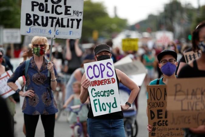 Demonstranten versammeln sich an dem Ort, an dem George Floyd, ein unbewaffneter schwarzer Mann, von einem Polizisten festgehalten wurde, der auf seinem Nacken kniete, bevor er später im Krankenhaus in Minneapolis, Minnesota, USA, am 26. Mai 2020 starb. REUTERS / Eric Miller