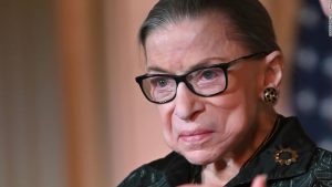 Ruth Bader Ginsburg kündigt ein erneutes Auftreten von Krebs an und bleibt am Obersten Gerichtshof