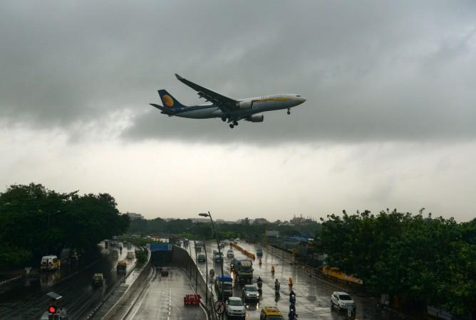 Ein Flugzeug der indischen Jet Airways landet