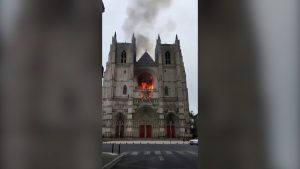 Freiwilliger der Kathedrale von Nantes nach einem Brand festgenommen