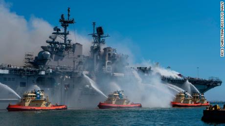 Seeleute und Bundesfeuerwehrleute bekämpfen am 12. Juli ein Feuer an Bord des amphibischen Angriffsschiffs USS Bonhomme Richard auf der Marinebasis San Diego.