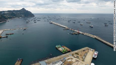 Chinesische Schiffe werden am 11. November 2017 im Hafen von Sadong auf der Insel Ulleung in Südkorea als Schutz vor schlechtem Wetter gesehen.