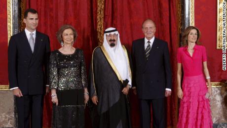 Von links nach rechts: Der damalige Kronprinz Felipe, Spaniens damalige Königin Sofia, Saudi-Arabiens damaliger König Abdullah, der damalige König Juan Carlos und die damalige Prinzessin Letizia posieren vor einem Abendessen in Madrid im Juli 2008.