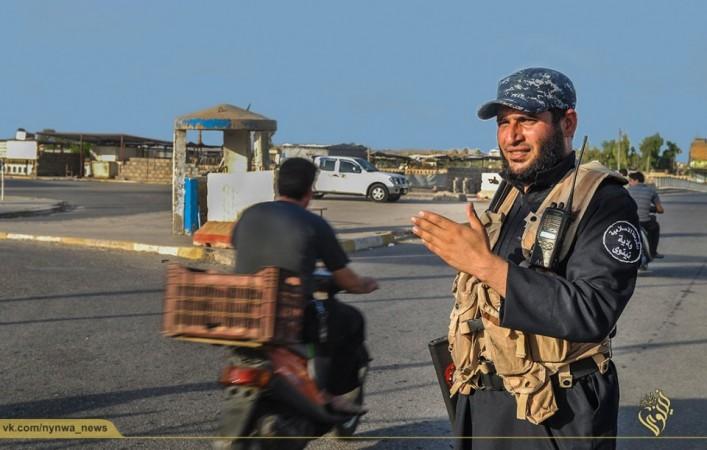 Eine ISIS-Armeepolizei bemannt einen Verkehrsknotenpunkt in Mosul