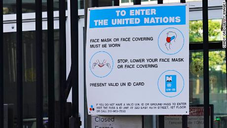 UN-Zeichen, das das Maskenprotokoll im Hauptquartier beschreibt