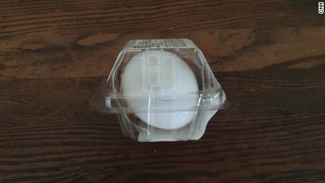Ein hart gekochtes Ei aus dem Supermarkt ist in Plastikverpackungen geschützt. 