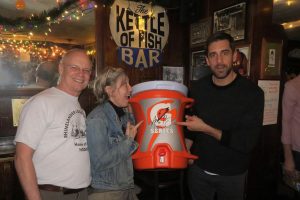 Aaron Rodgers hilft bei der Rettung von Kettle of Fish, der Packer Bar in Greenwich Village