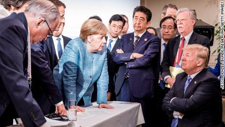 Nach einem heftigen G7-Gipfel im Jahr 2018 in Kanada und einem "etwas deprimierend" Als Ergebnis veröffentlichte Merkels Büro dieses Foto.