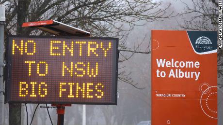 In der Grenzstadt Albury in New South Wales, Victoria, wird am 7. Juli ein Zeichen für die Nichteinreise angezeigt.