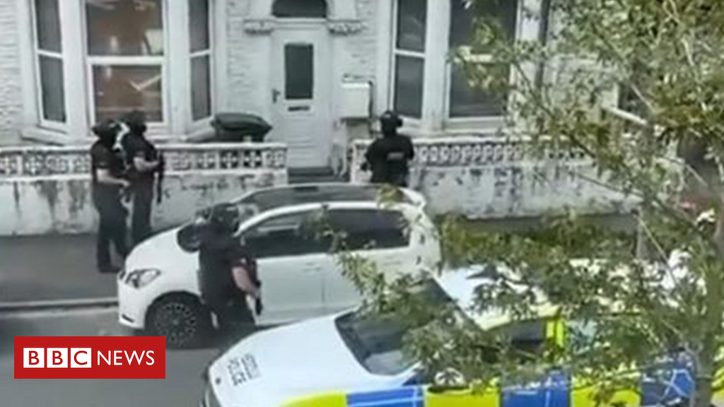 Bewaffnete Polizei von Cardiff bei "schrecklichem" Überfall auf das falsche Haus